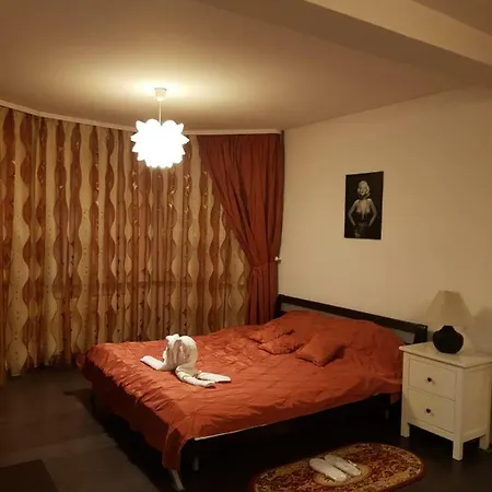 Elite , On The Shores Of The Herastrau Lake