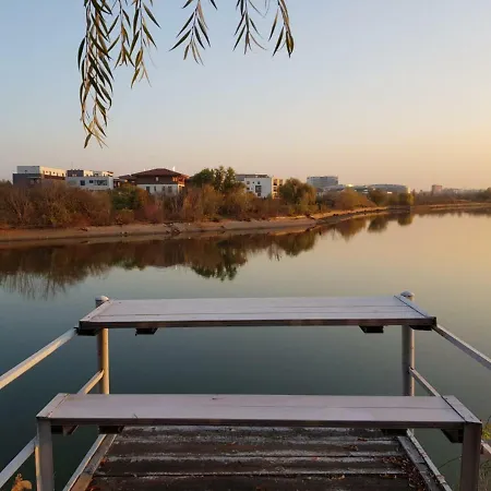Elite , On The Shores Of The Herastrau Lake