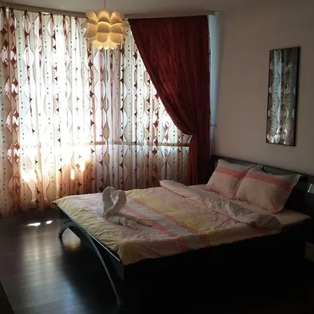 Villa Elite , On The Shores Of The Herastrau Lake Bukarest