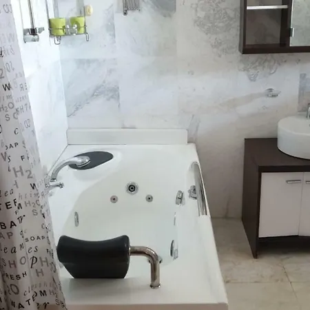 Elite , On The Shores Of The Herastrau Lake Villa Bukarest